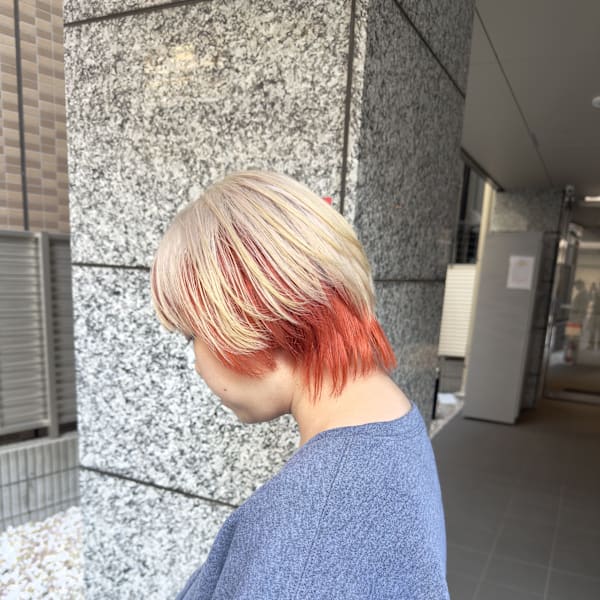 艶めくホワイトブロンド×裾カラーオレンジのウルフボブ