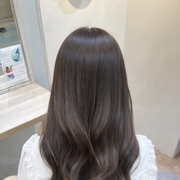 透明感グレージュの韓国くびれロング