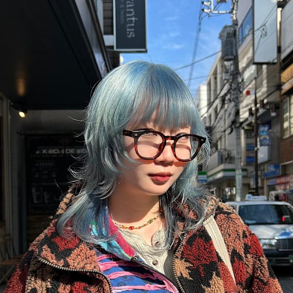 透明感ブルー×ウルフレイヤーで個性派おしゃれに