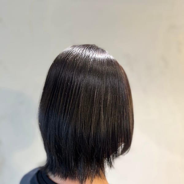 首元をすっきり見せ、表面に丸みを持たせたショートボブ|SANKARI 真法院店
