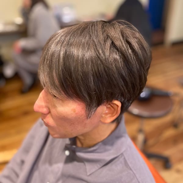 白髪を活かしたメンズショートスタイル