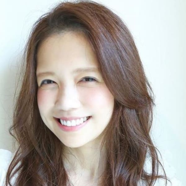 トレンドをおさえたミディアムヘアスタイル