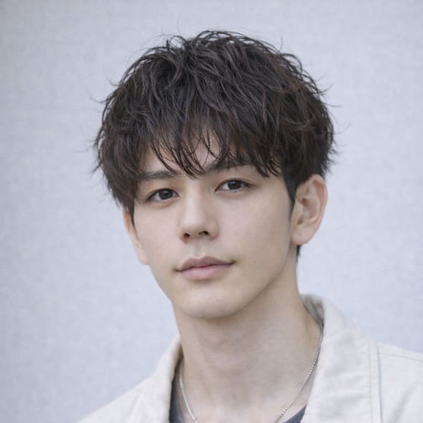 毛流れハンサムショートセンターパートメンズ黒髪爽やか