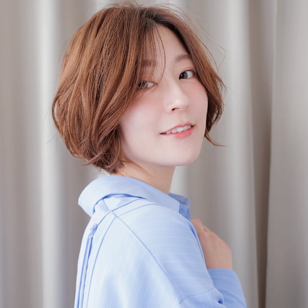 ミルクティーブロンド大人美人かきあげショートボブ30代40代