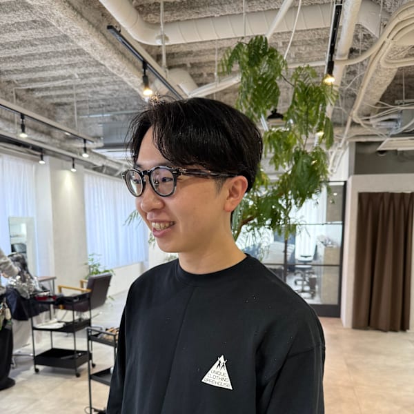 メンズセンターパートでカッコよく