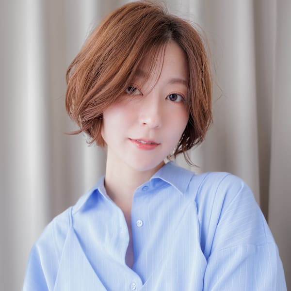 ミルクティーブロンド大人美人かきあげショートボブ30代40代