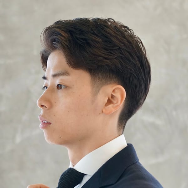 スーツに合う色気センターパート