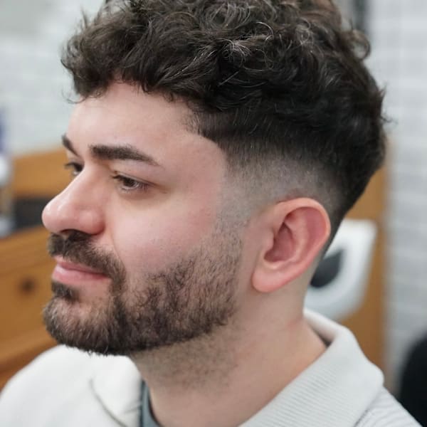 外国人風　カーリーヘアー