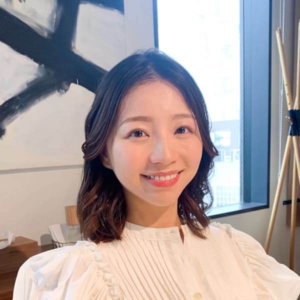 ゆるっと巻き髪、好印象メイク