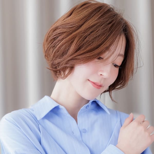 ミルクティーブロンド大人美人かきあげショートボブ30代40代