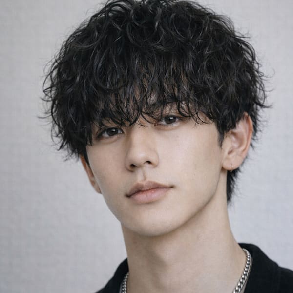 毛流れハンサムショートセンターパートメンズ黒髪爽やか