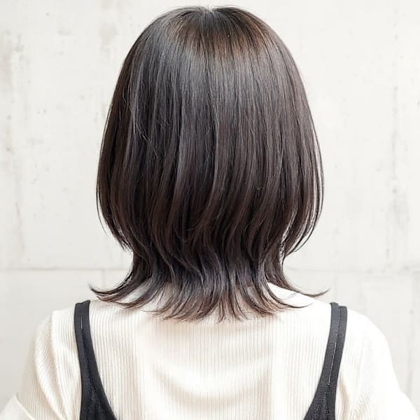 うざバングウルフミディアムレイヤーカットp1　顔周りカット