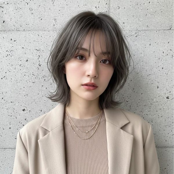 透けるグレージュ×顔周りレイヤーの大人可愛い外ハネくびれボブ