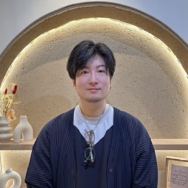 全席個室美容室 Zina 天王寺 髪質改善＆トリートメント【ゼンセキコシツビヨウシツ ジーナ テンノウジ カミシツカイゼンアンドトリートメント】のスタッフ紹介。山内 健太郎