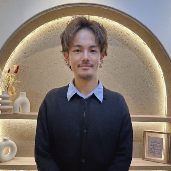 全席個室美容室 Zina 天王寺 髪質改善＆トリートメント【ゼンセキコシツビヨウシツ ジーナ テンノウジ カミシツカイゼンアンドトリートメント】のスタッフ紹介。西上 広輝