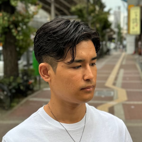 刈り上げフェザーショート