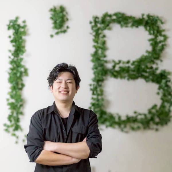 I'B Hair & Personal Color【アイビー　ヘアーアンドパーソナルカラー】のスタッフ紹介。アキラ