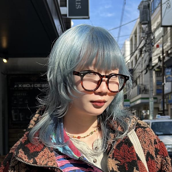 透明感ブルー×ウルフレイヤーで個性派おしゃれに