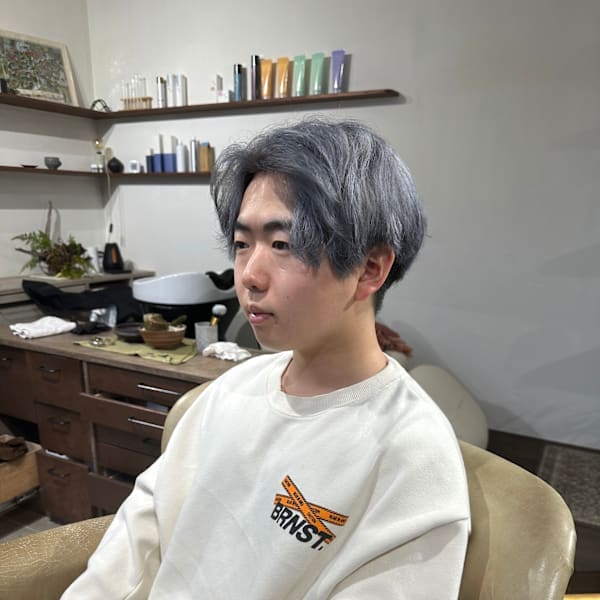 ツーブリーチで造る、メンズセンターパートシルバーカラー