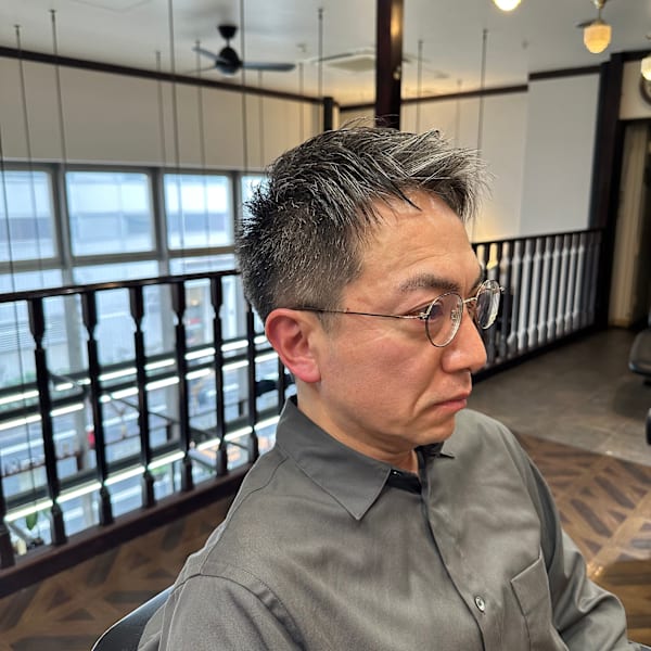 50代グレーヘア活かしショート