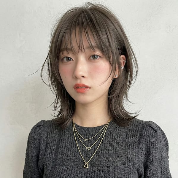 暗髪グレージュの透け感ウルフカット×顔周りレイヤー