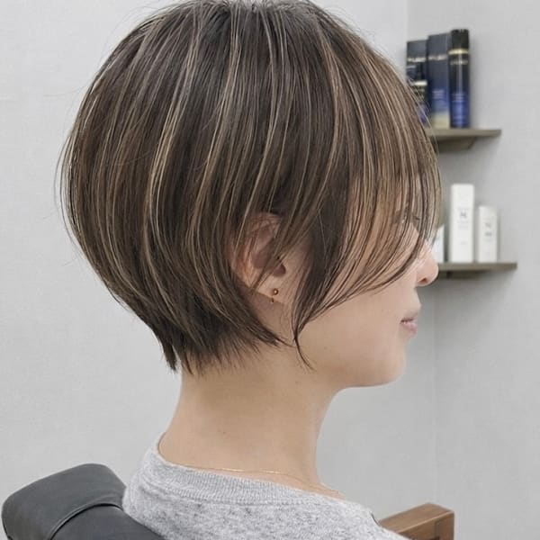 襟足すっきり白髪ぼかしショート