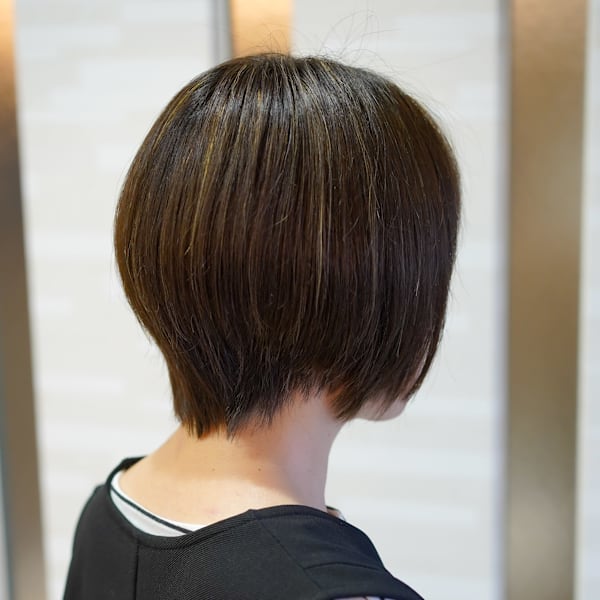大人女性の白髪ぼかしレイヤーボブ