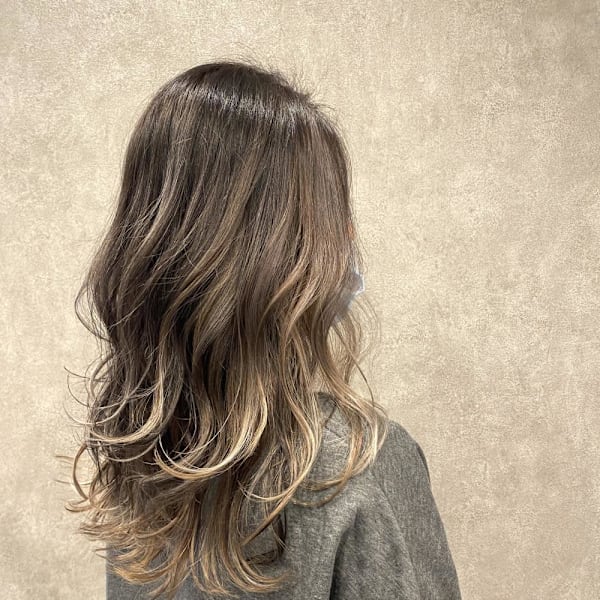 外国人風バレイヤージュ、ハイライトカラーアッシュグレージュ|Artis hair design