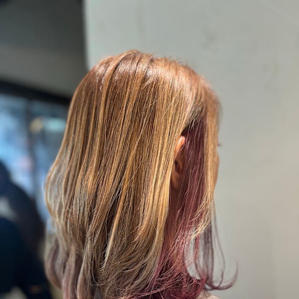 【インナーカラーで遊ぶミディアムスタイル】