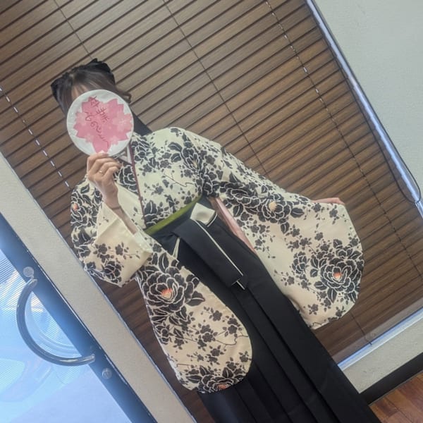 【医療関係者の袴】 凛とした美しさと華やかさが際立つ卒業