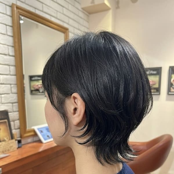 首元を綺麗に見せる外ハネウルフ【159スタイル】