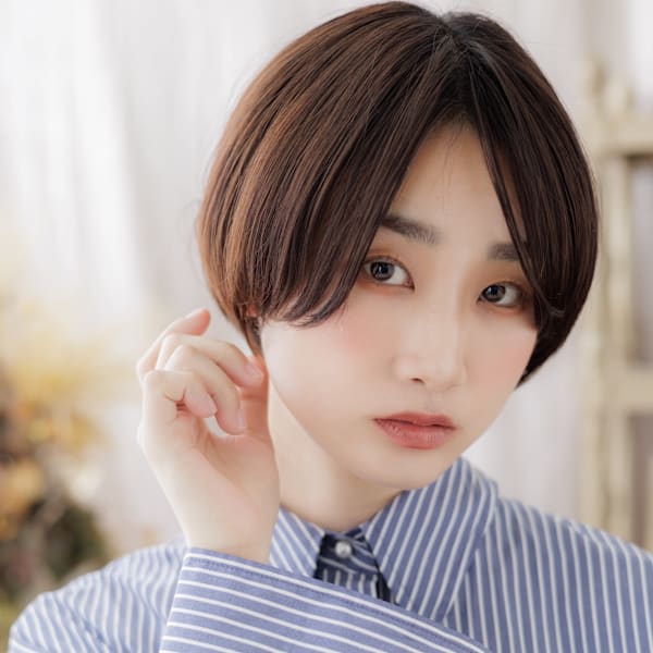 小顔補正カットうざバング透明感丸みショート　ダークアッシュb