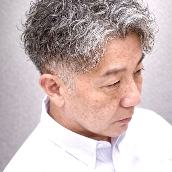グレイヘアツイストスパイラルパーマ