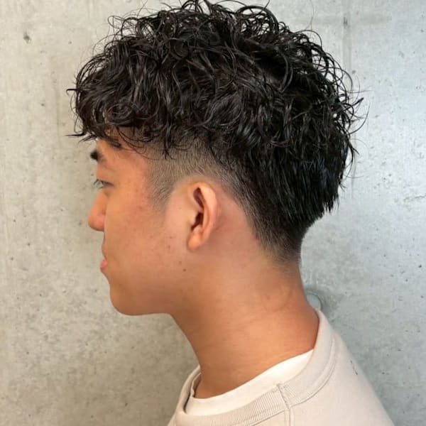 刈り上げ ツーブロック メンズショート 波巻きパーマ 20代