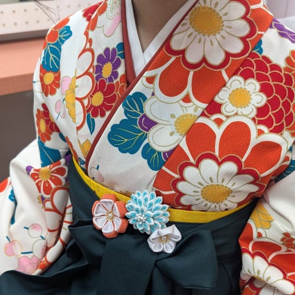 小学校の卒業式を彩る、華やかな袴スタイル