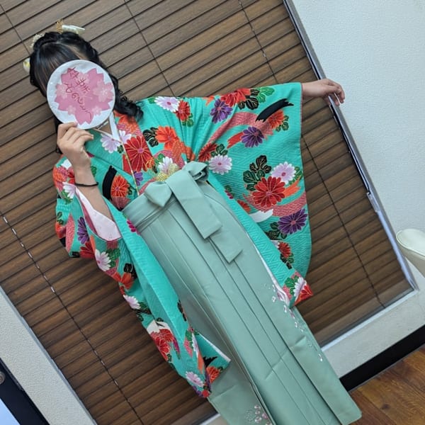小学校の卒業式を彩る、華やかでレトロモダンな袴スタイル