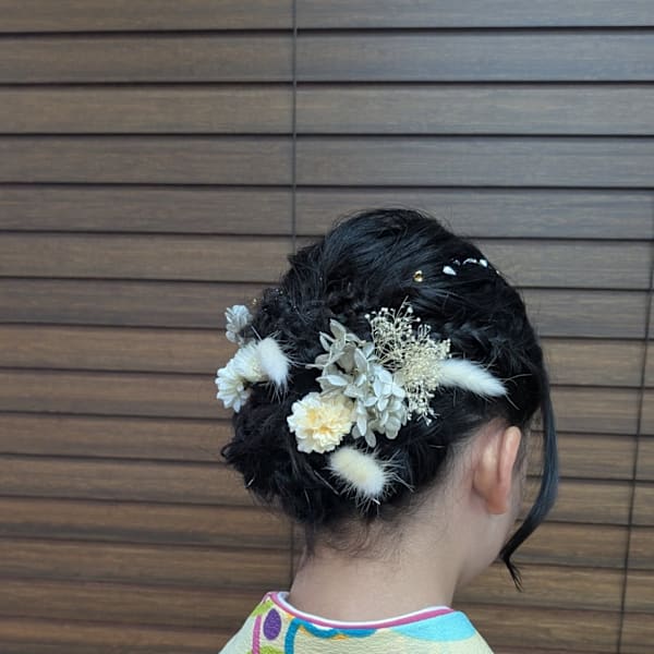 小学校の卒業式を彩る、晴れやかで可愛らしい袴スタイル