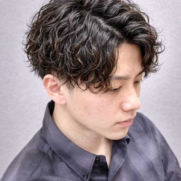 色気出る大人のスパイラルパーマ×センターパート