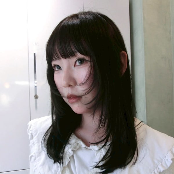透け感ブラック × 顔まわりレイヤーミディ