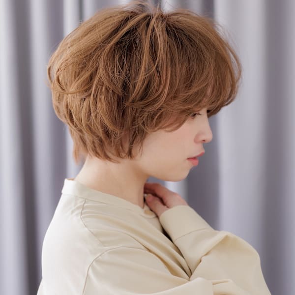 ミルクブラウン小顔フェザーショートマッシュパーマ10代20代