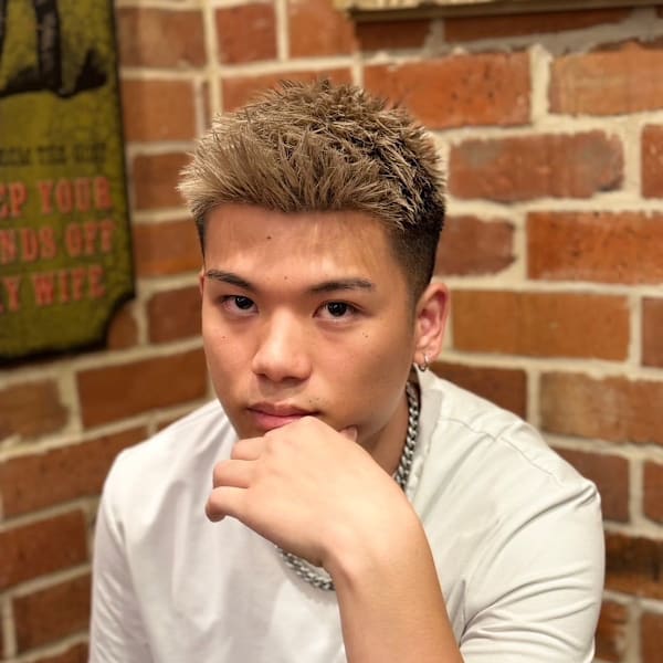 ベリーショート×シルバーベージュ｜短髪フェードで男らしさUP