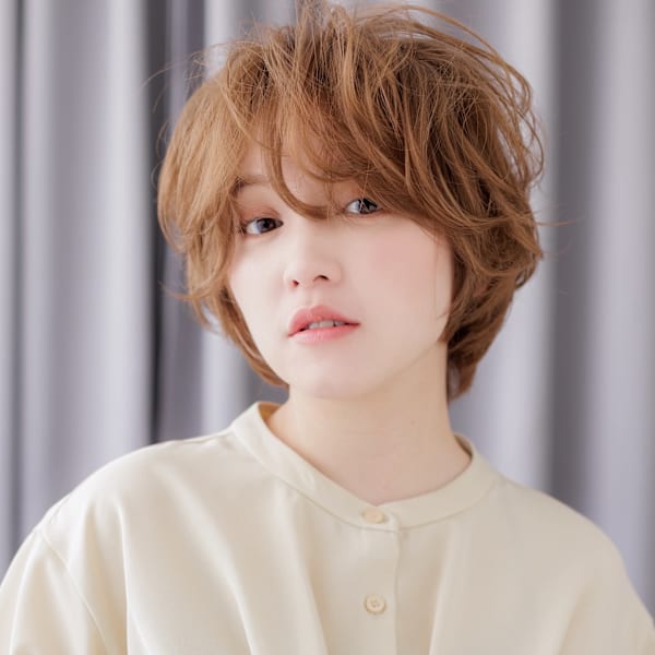 ミルクブラウン小顔フェザーショートマッシュパーマ10代20代