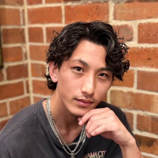 【スペインカール】強めパーマ×黒髪で魅せるワイルドショート