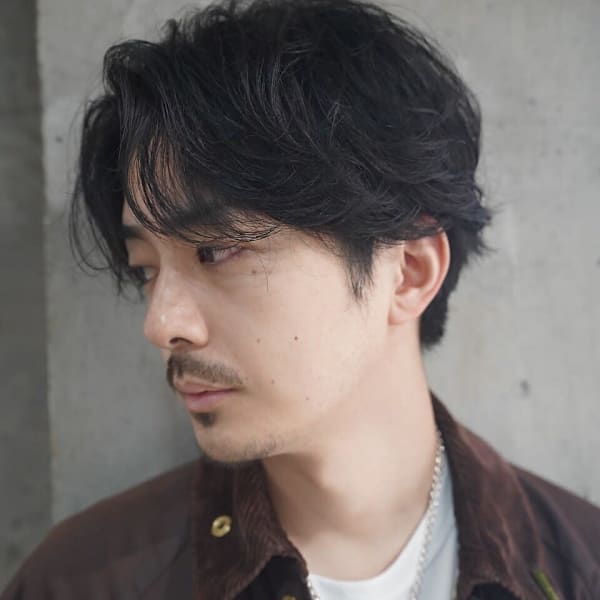 無造作でつくる、作り込みすぎない大人の色気スタイル