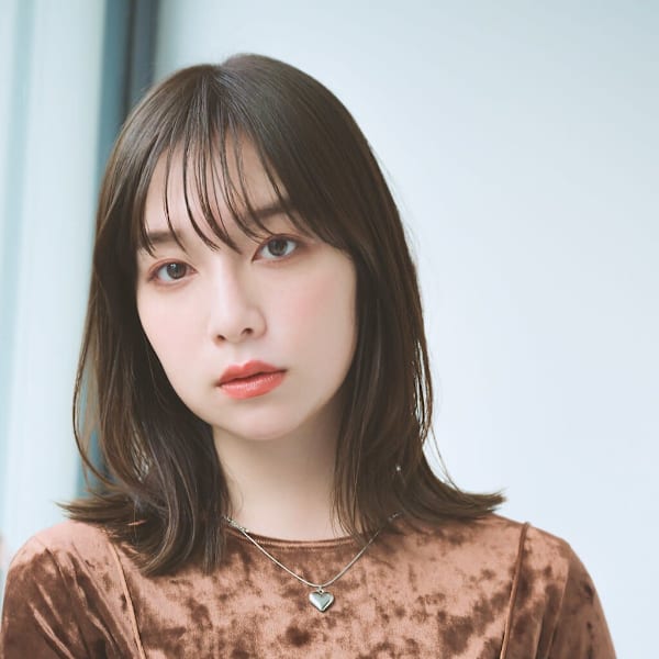 大人かわいい外ハネストレートミディアム