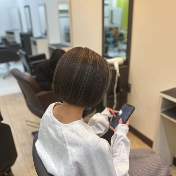 ブリーチなしで作る、大人の艶色。