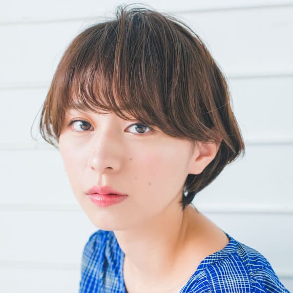 小顔に見えるやわらかショートヘア