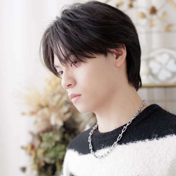 韓国風センターパート暗髪ニュアンスパーマ　フェザーカット