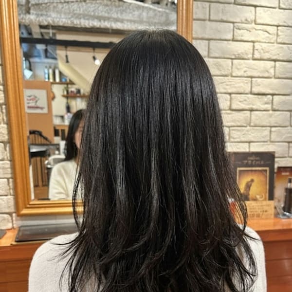 毛先のハネと動きを楽しむ軽やかなレイヤー【210スタイル】