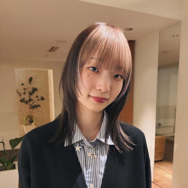 ミディアムヘアフェイスフレーミングカラー髪型20代前髪あり